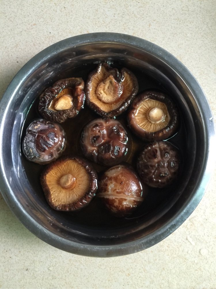 白菜香菇猪肉馅饺子步骤3