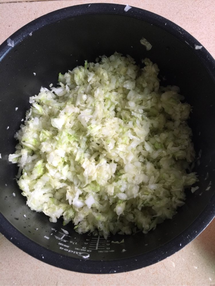 白菜香菇猪肉馅饺子步骤2