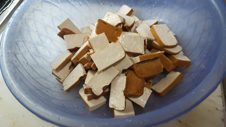 木耳炒香干步骤2