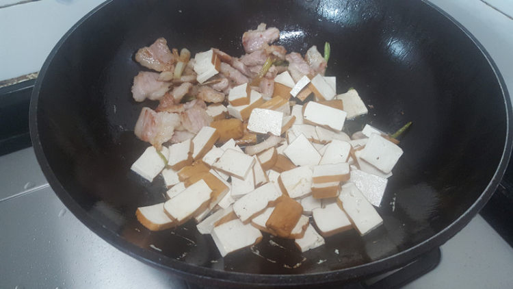 木耳炒香干步骤6