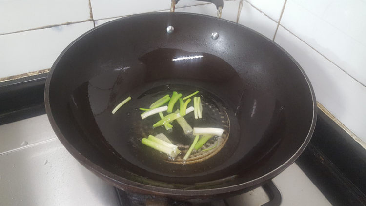 木耳炒香干步骤4