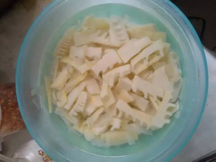 肉丝竹笋步骤1