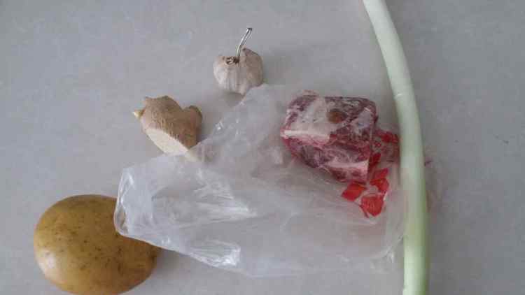 土豆烧肉盖浇饭步骤1