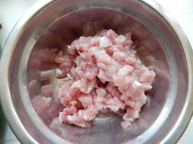 黄豆酱黄瓜肉丁步骤1