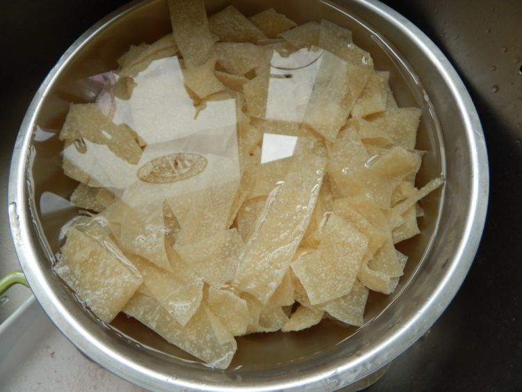 茭白肉丝炒干面皮步骤1