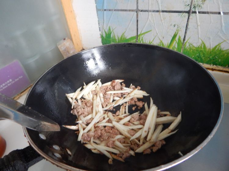 茭白肉丝炒干面皮步骤5