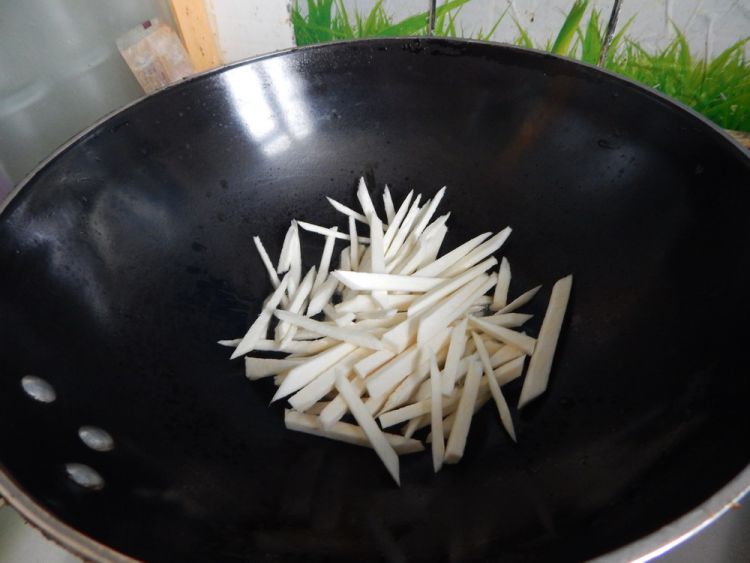 茭白肉丝炒干面皮步骤4