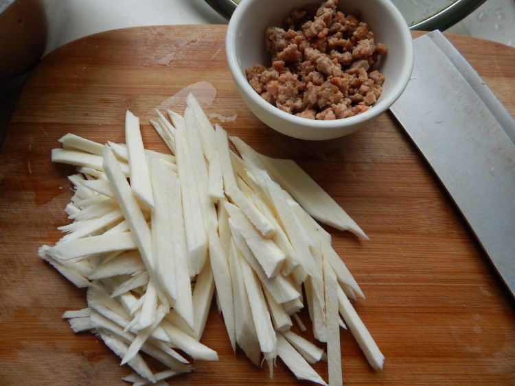 茭白肉丝炒干面皮步骤3