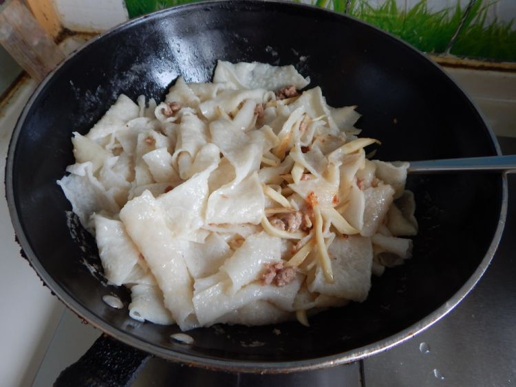 茭白肉丝炒干面皮步骤8