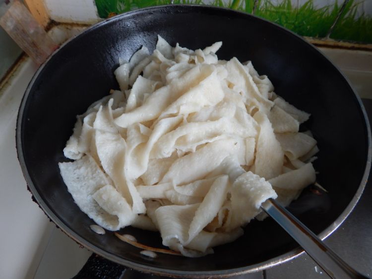 茭白肉丝炒干面皮步骤7