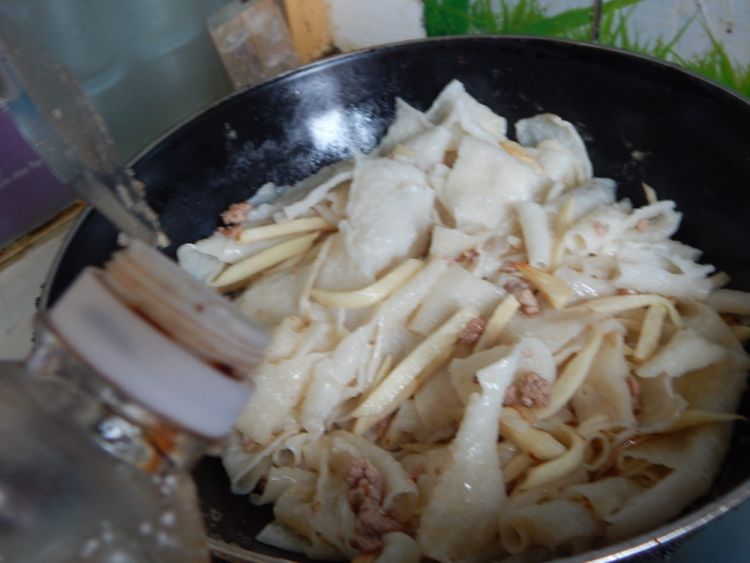 茭白肉丝炒干面皮步骤9