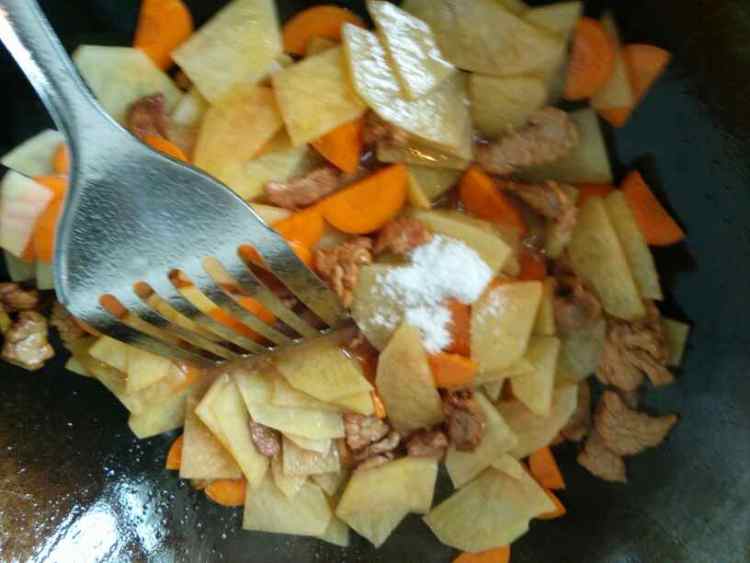 土豆胡萝卜炒肉步骤10