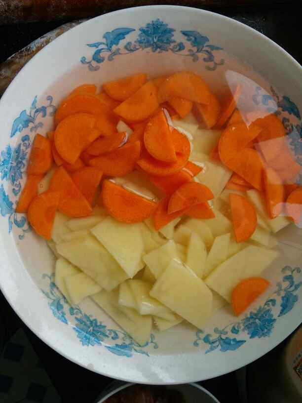 土豆胡萝卜炒肉步骤1