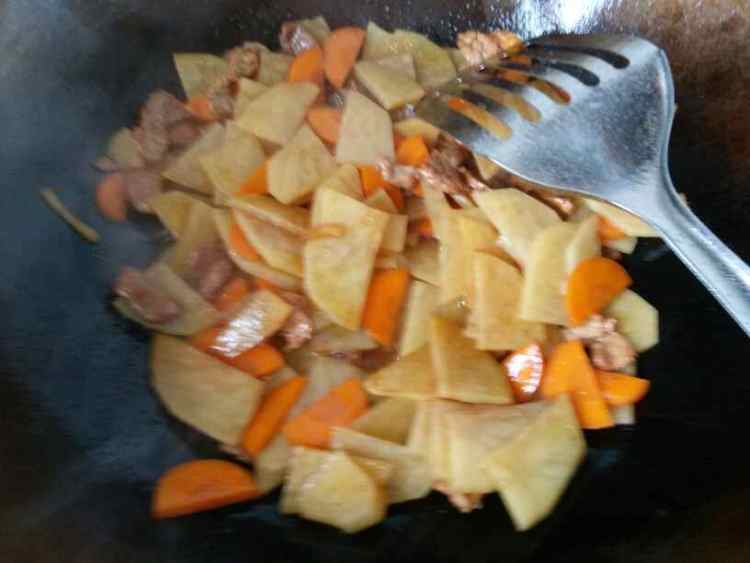 土豆胡萝卜炒肉步骤12