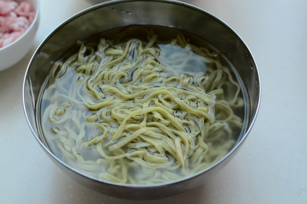 炒菠菜面步骤3
