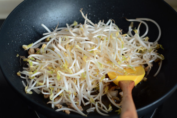 炒菠菜面步骤8
