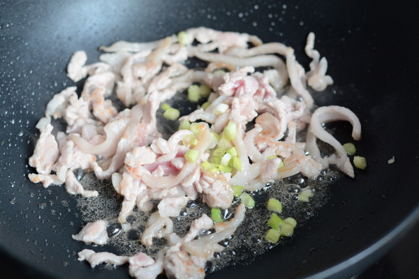 炒菠菜面步骤6