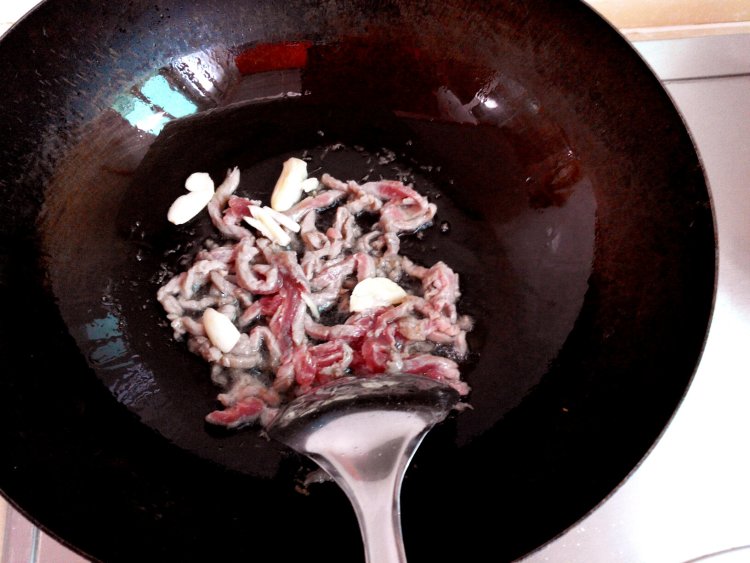 金针菜炒肉步骤5