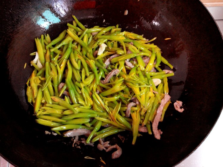 金针菜炒肉步骤7