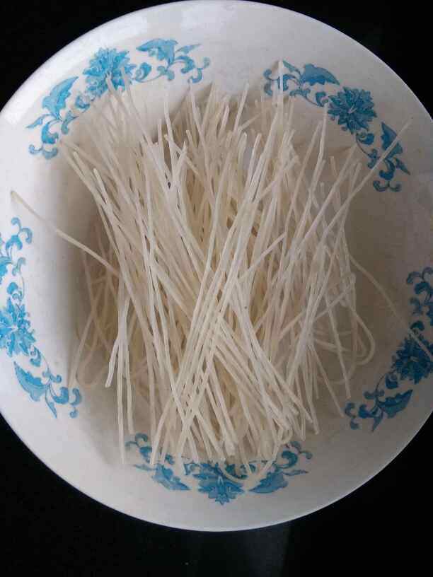 芹菜肉丝炒粉步骤1