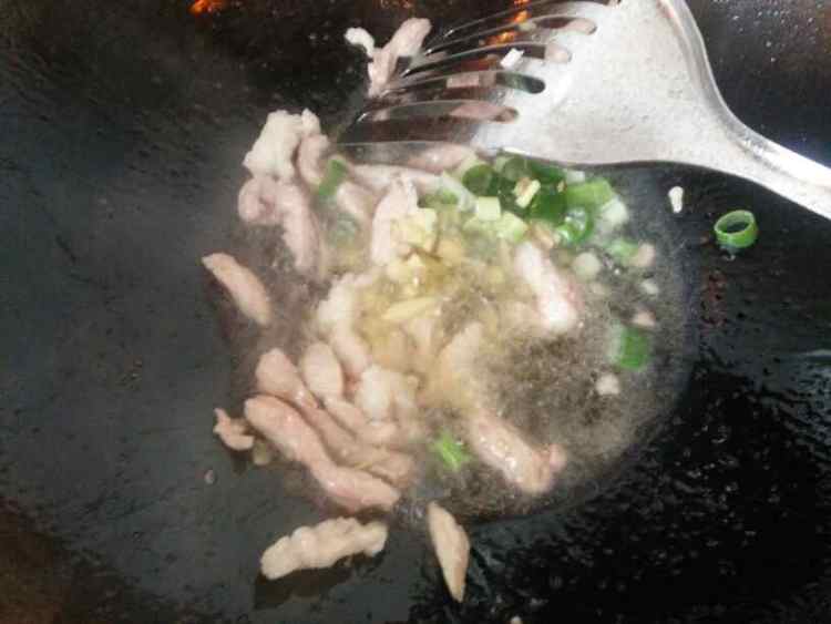 芹菜肉丝炒粉步骤7