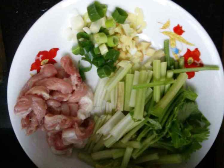 芹菜肉丝炒粉步骤3