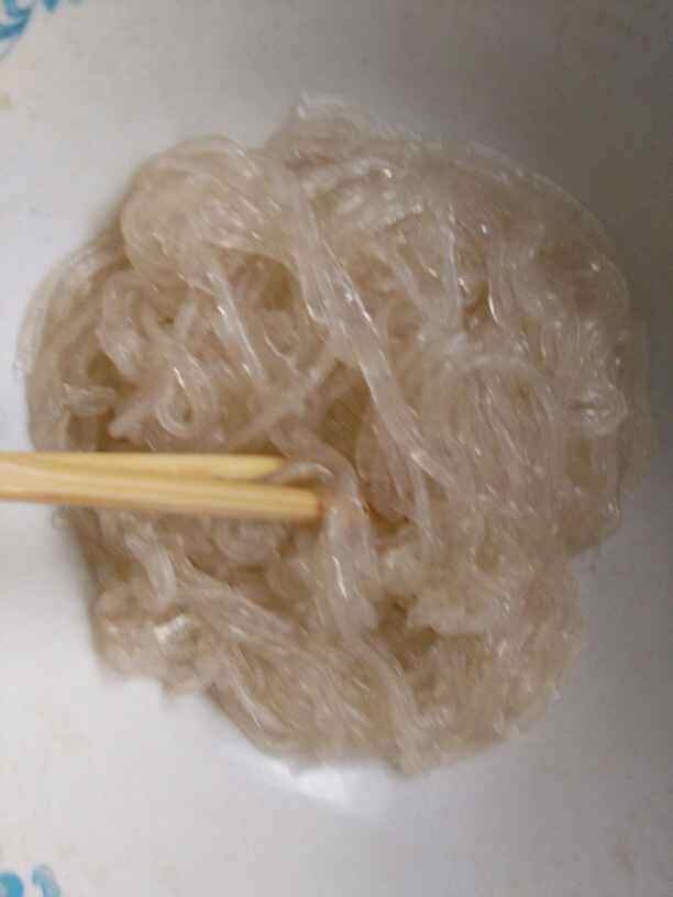 芹菜肉丝炒粉步骤5