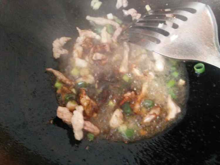 芹菜肉丝炒粉步骤9