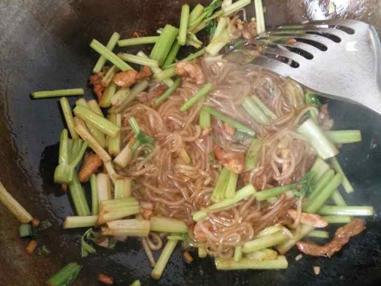 芹菜肉丝炒粉步骤13