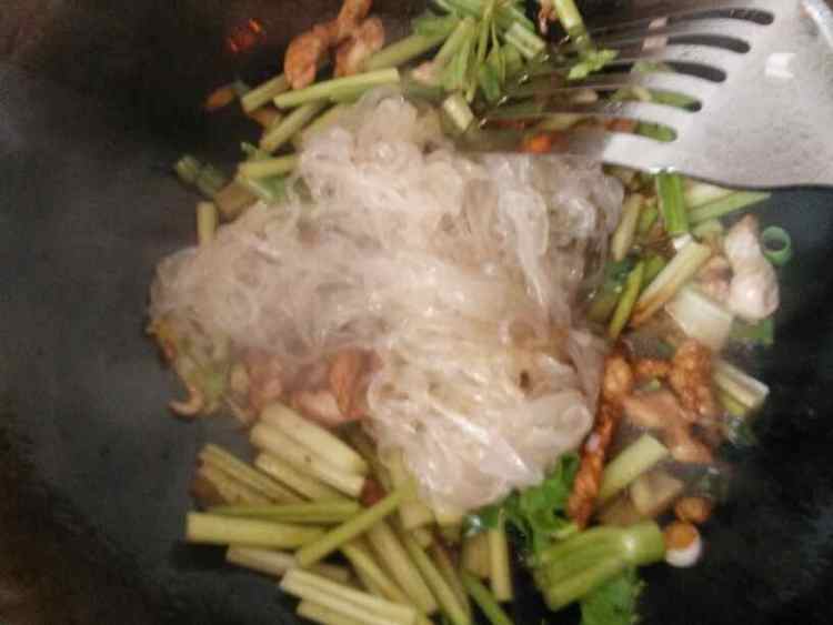 芹菜肉丝炒粉步骤11