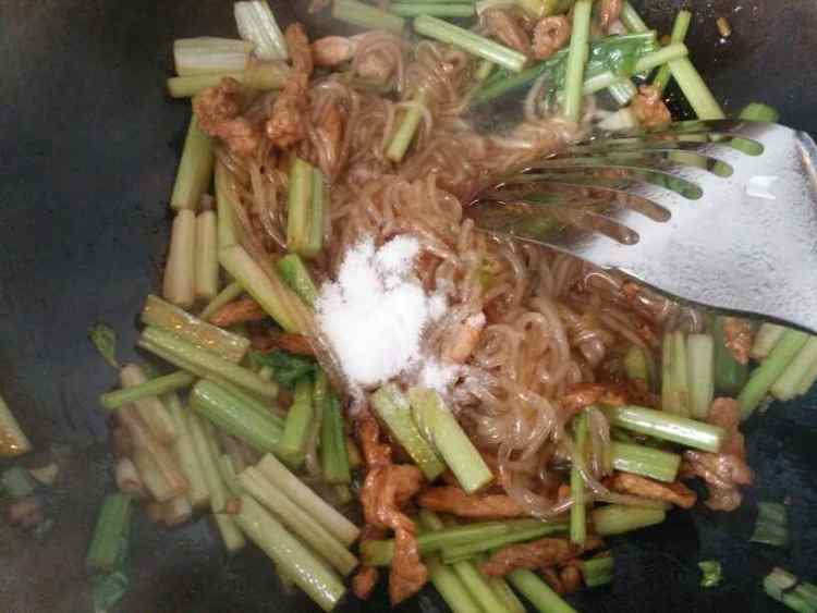 芹菜肉丝炒粉步骤12