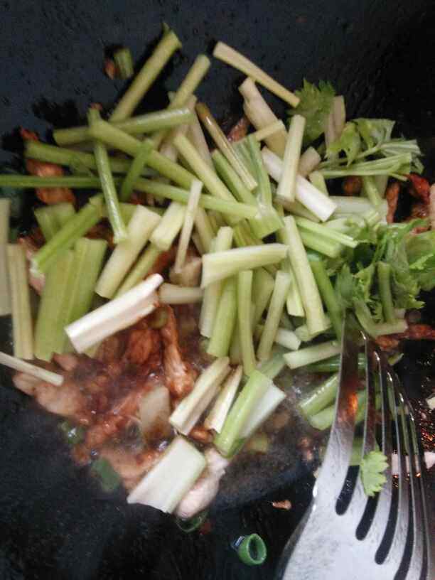 芹菜肉丝炒粉步骤10