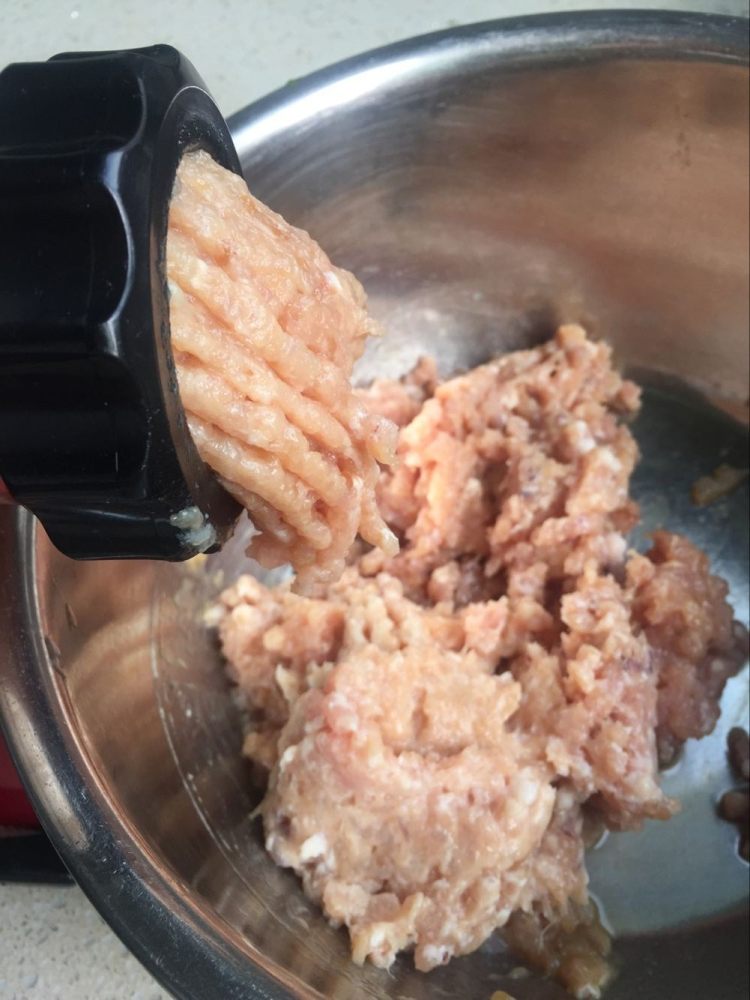 鱿鱼鲜肉芹菜汤饺步骤2