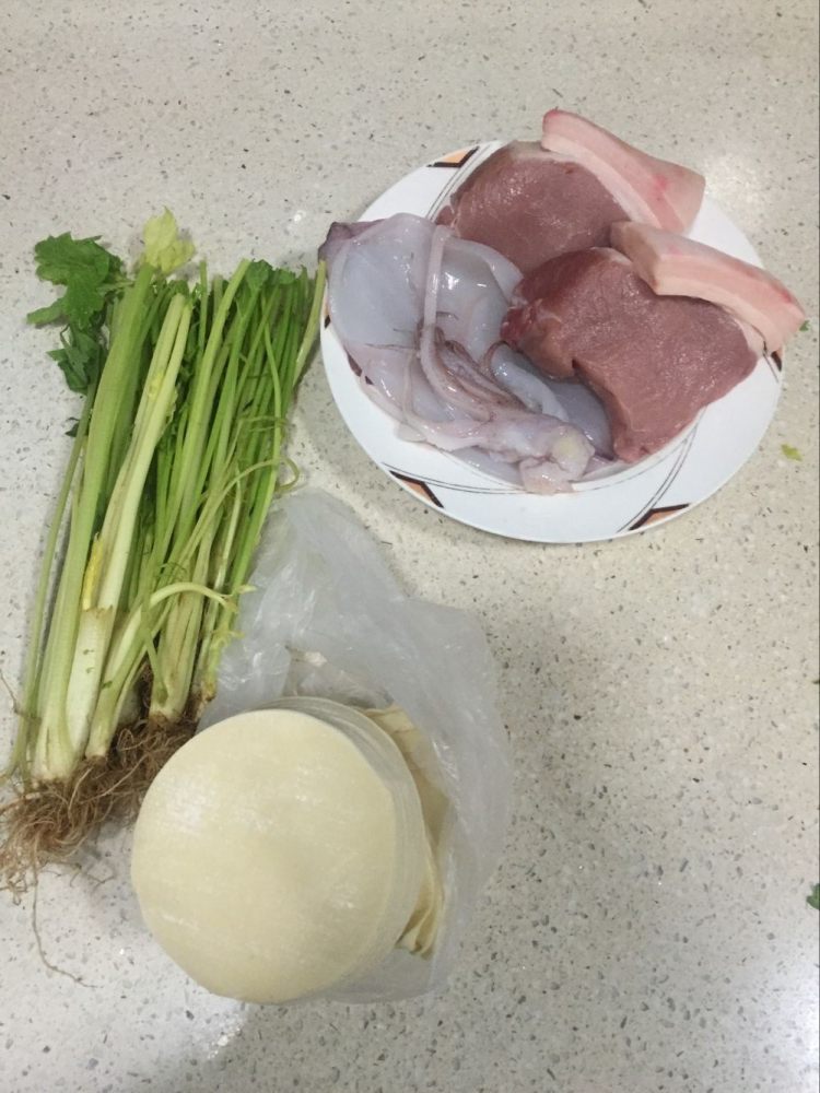 鱿鱼鲜肉芹菜汤饺步骤1