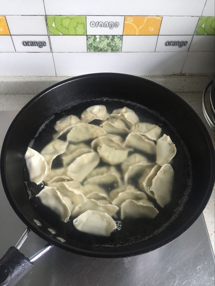 鱿鱼鲜肉芹菜汤饺步骤6