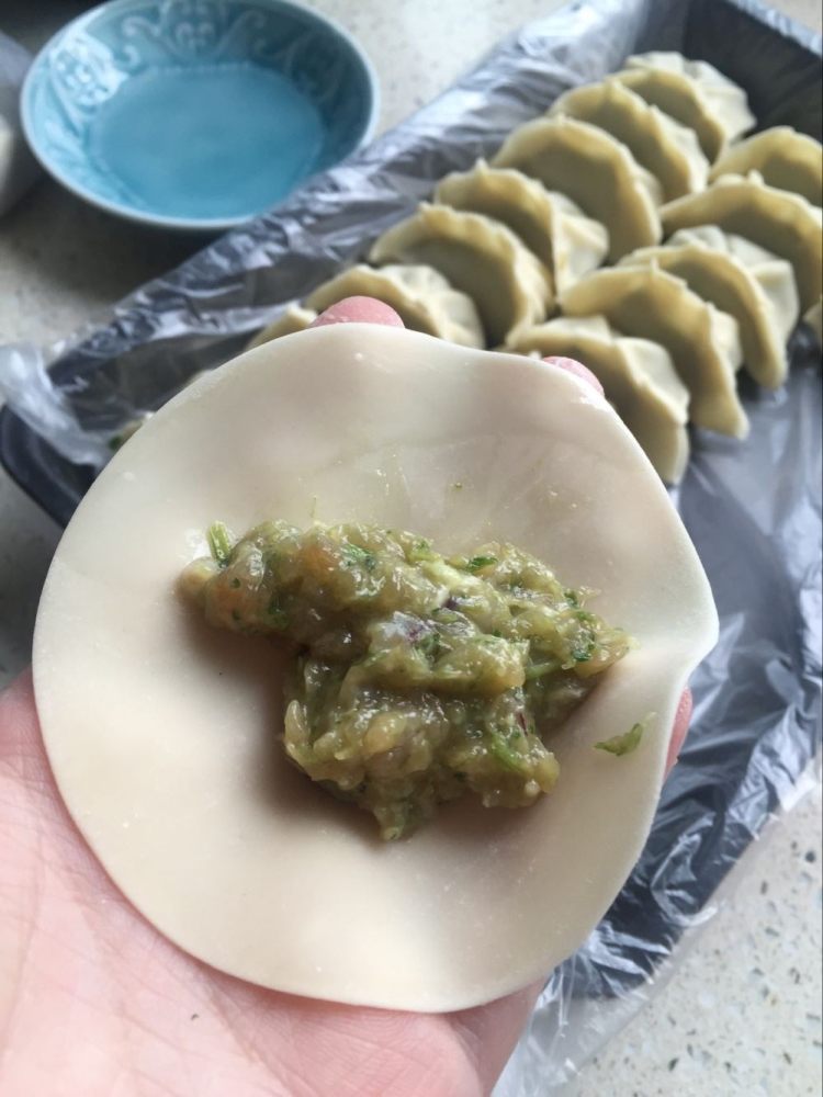 鱿鱼鲜肉芹菜汤饺步骤4