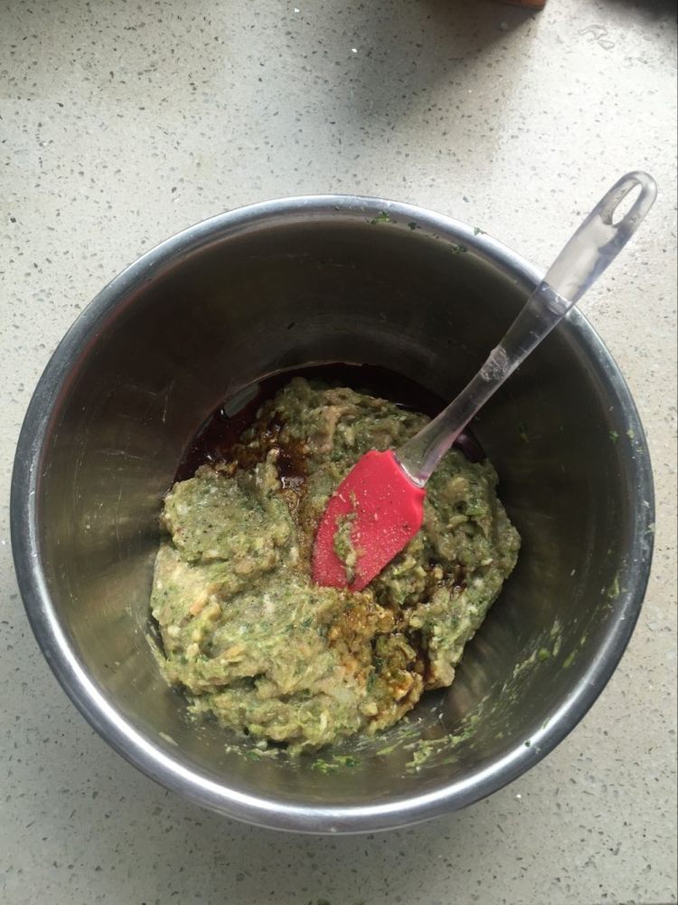 鱿鱼鲜肉芹菜汤饺步骤3