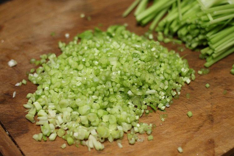 芹菜胡萝卜鲜肉饺子步骤2