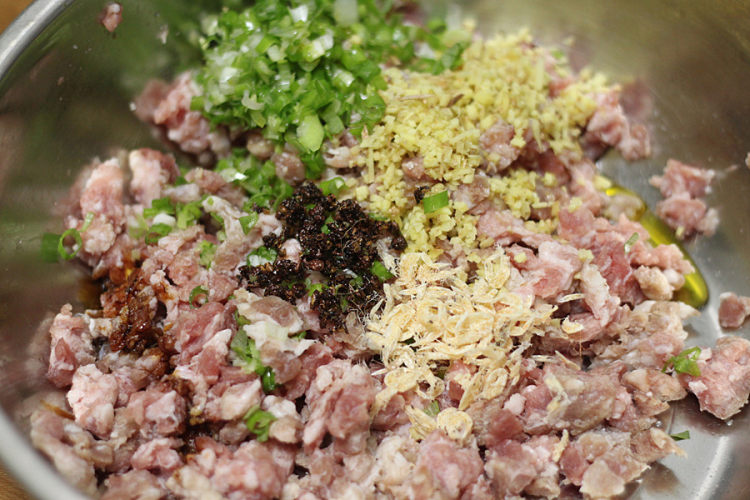 芹菜胡萝卜鲜肉饺子步骤6