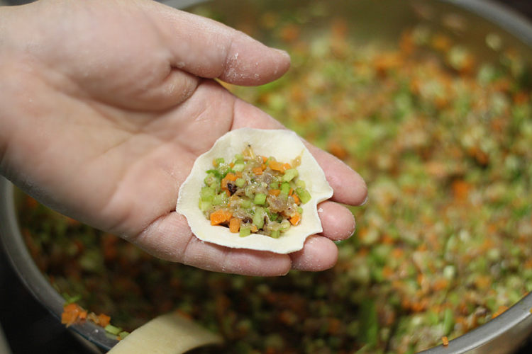 芹菜胡萝卜鲜肉饺子步骤13