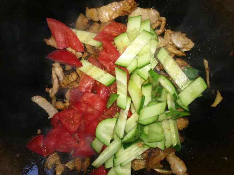 黄瓜西红柿炒鸡蛋肉步骤9