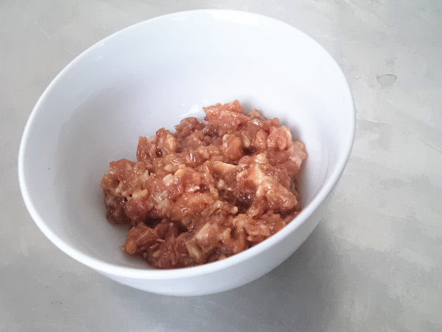 肉末豆腐拌面步骤1