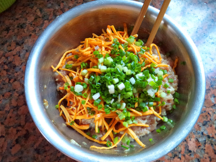 翡翠虫草花鲜肉饺步骤2
