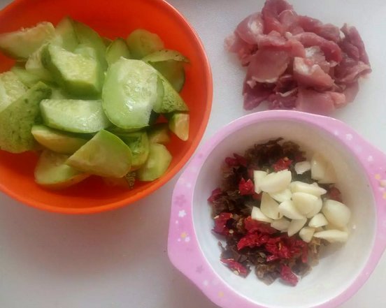 黄瓜苋菜炒肉步骤2