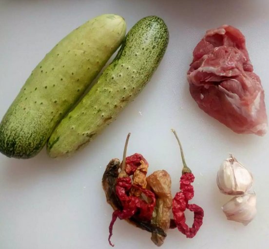 黄瓜苋菜炒肉步骤1