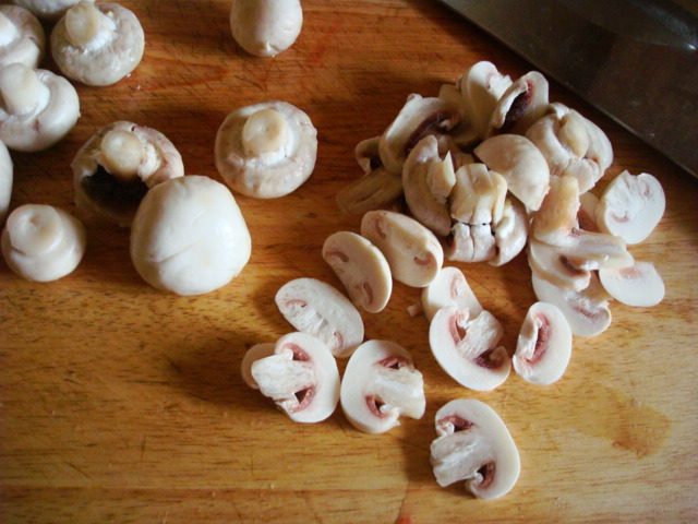 肉丁炒口蘑步骤1