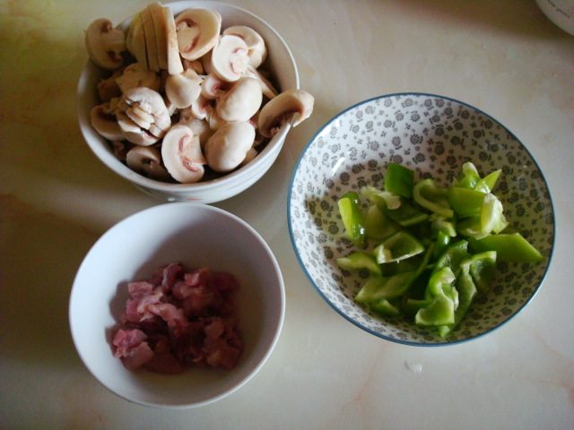 肉丁炒口蘑步骤2