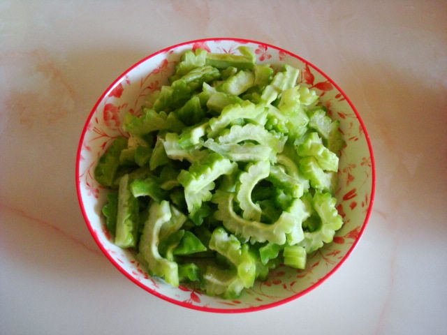 肉丁炒苦瓜步骤3