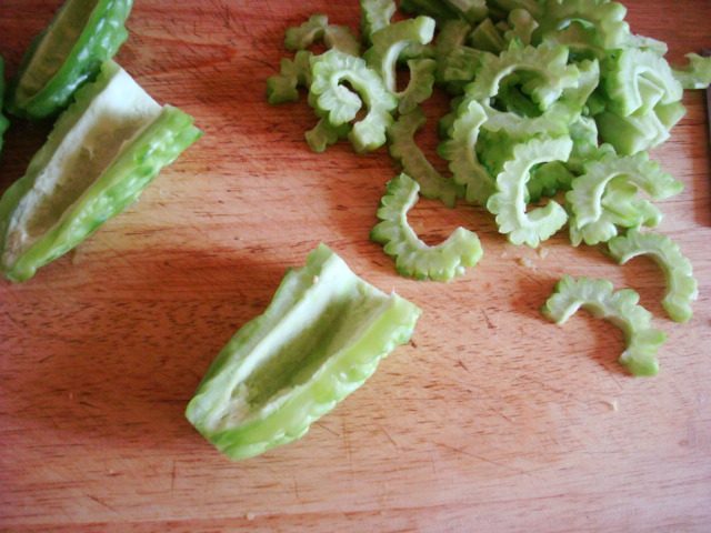 肉丁炒苦瓜步骤2