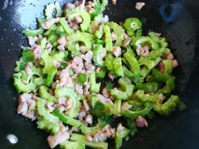肉丁炒苦瓜步骤9